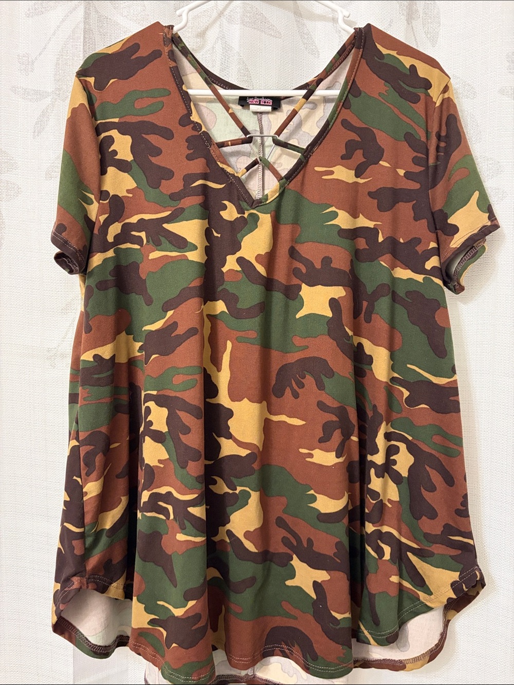 Crisscross V-Neck Camouflage Short Sleeve Top - Brown/Green